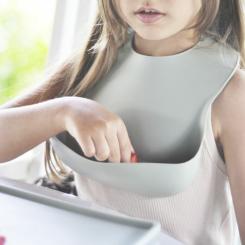 Нагрудничек MinikOiOi Basics-Bib силіконовий 100 (Powder Grey) Фото 2